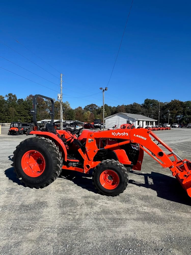 MX6000HST TRACTOR WITH LA1065A LOADER